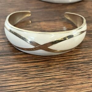 Adorable Avon Vintage Cream colored Enamel and Gold Tone Cuff Bracelet